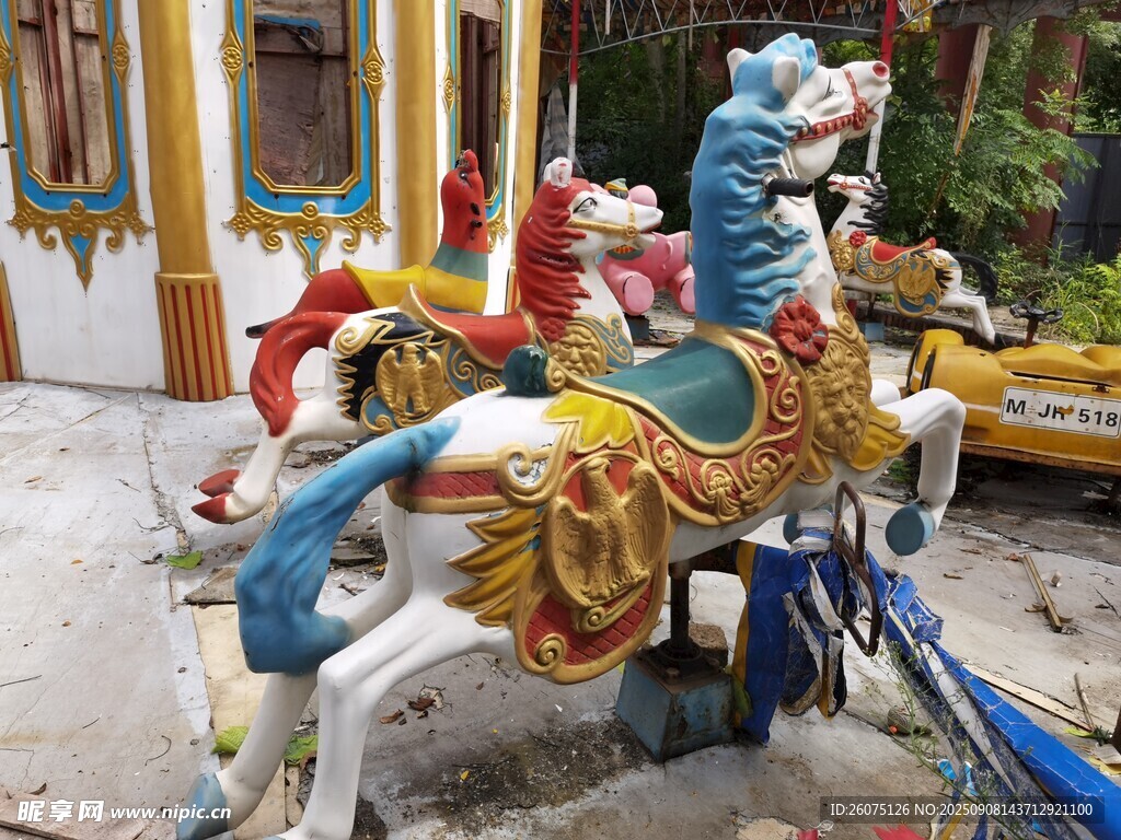废弃复古旋转木马雕塑