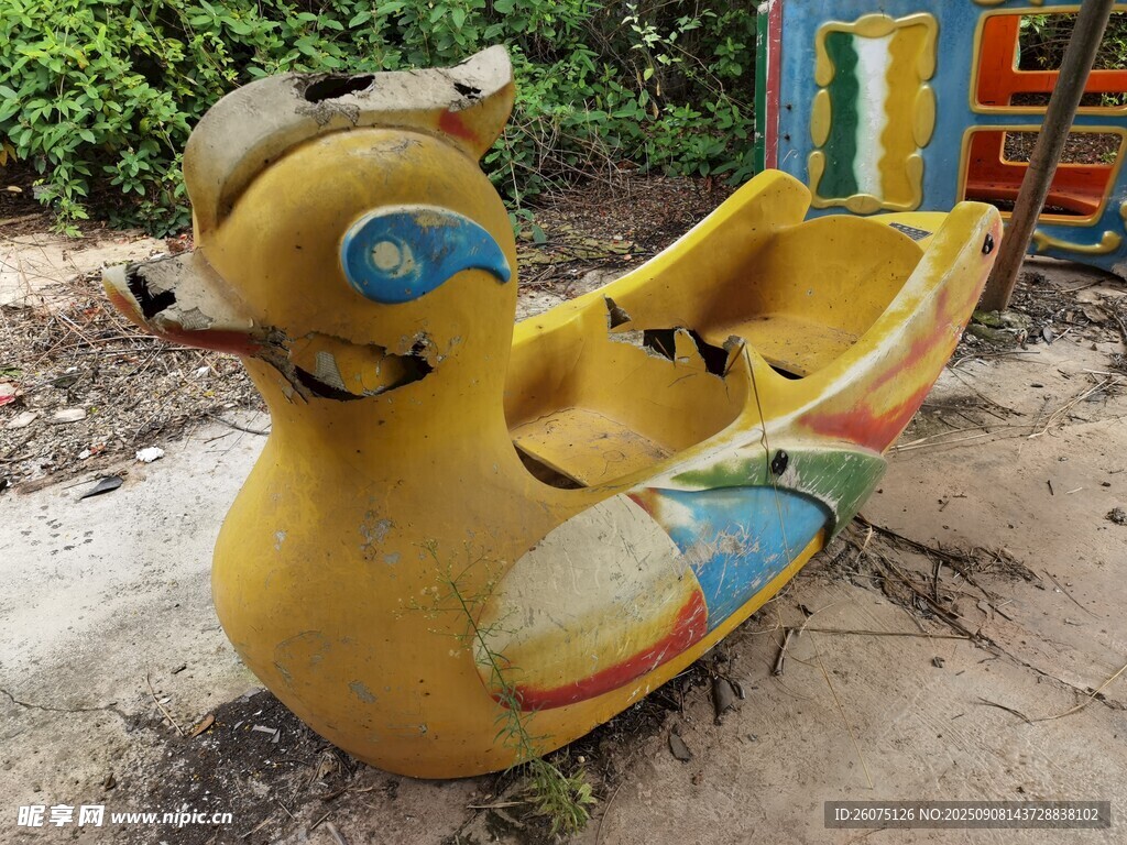 废弃黄色鸭子造型脚踏船