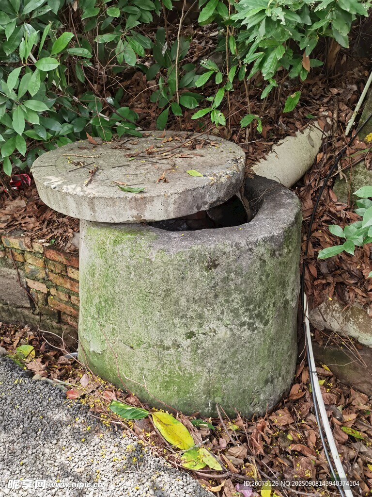 古老石盘尽显岁月痕迹