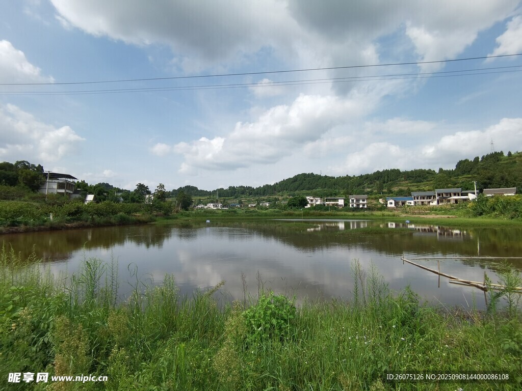 乡村湖畔风光
