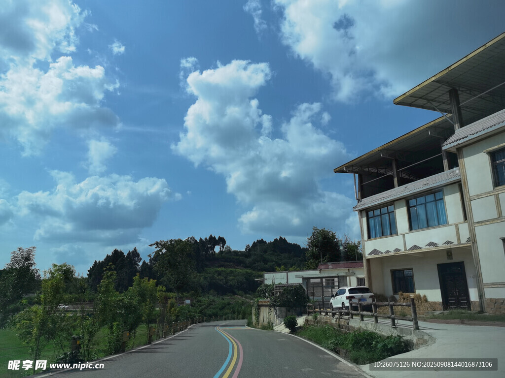 乡村路旁的现代风格建筑