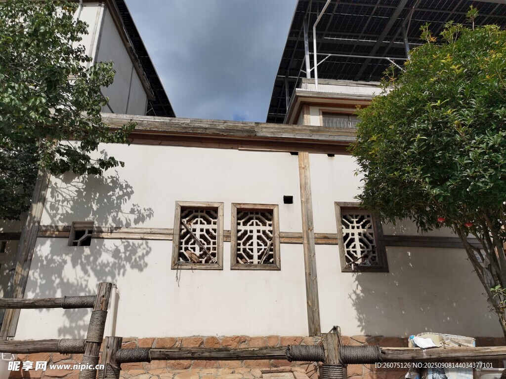 老旧建筑外墙与绿植景观