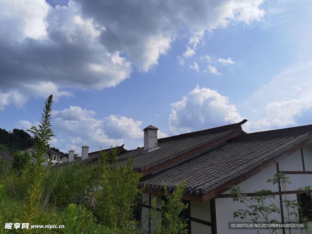 乡村小屋的宁静天空景象