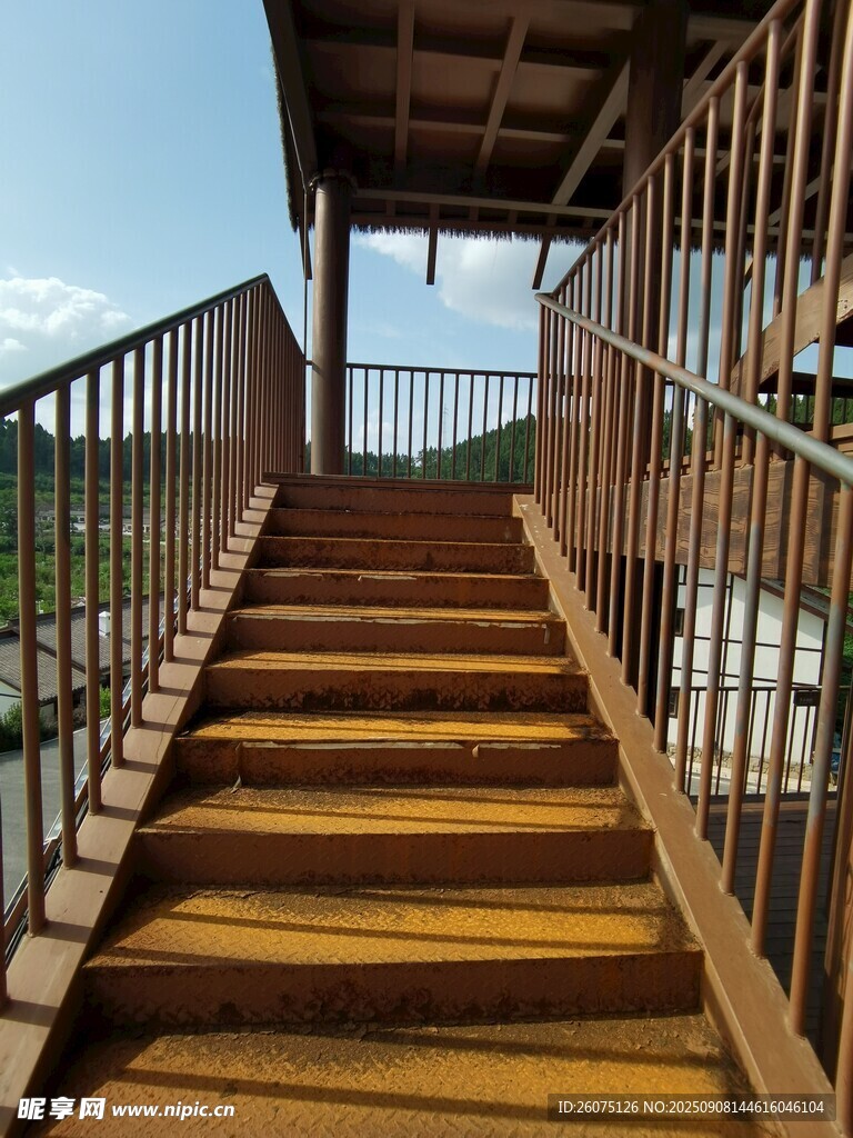 户外铁艺楼梯通向开阔景致