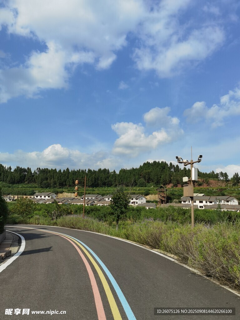 乡间彩色公路畅享自然好风光