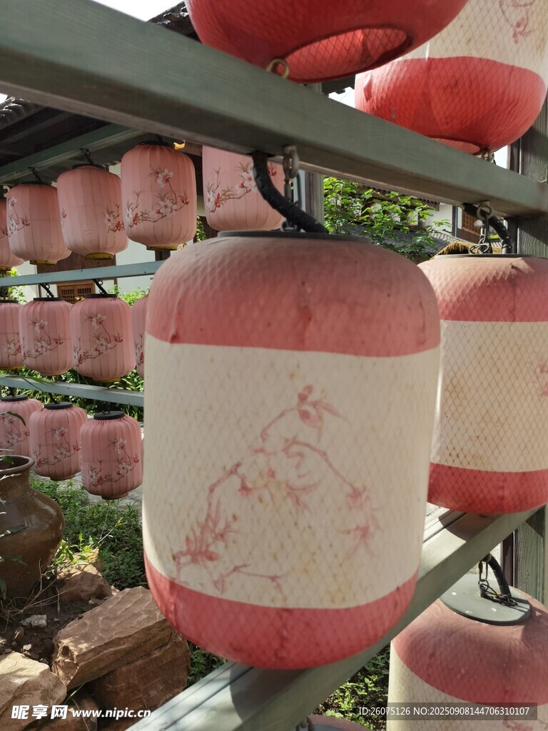 中式红灯笼整齐悬挂