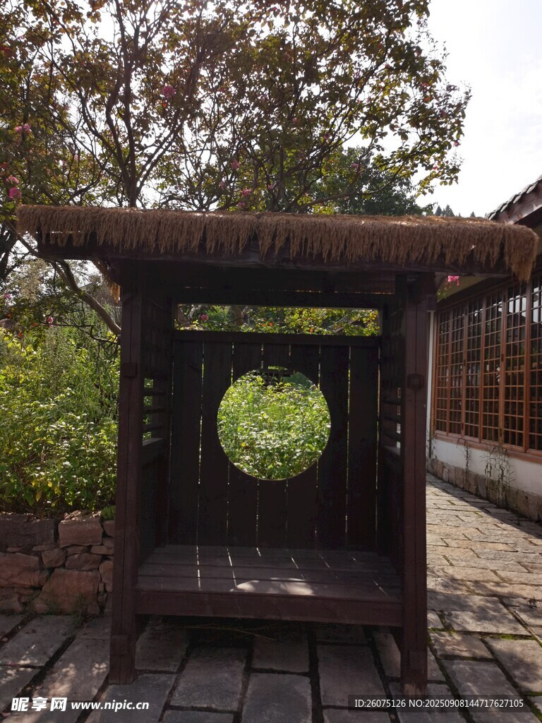 中式园林木质圆窗展示亭