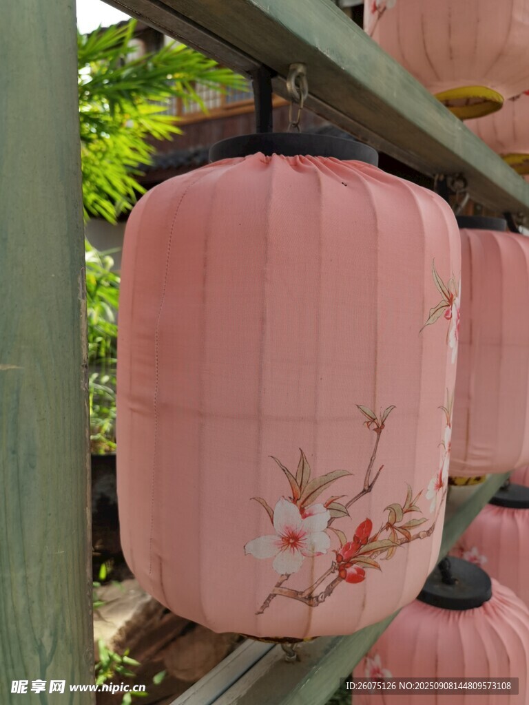中式粉灯笼雅致花卉图案