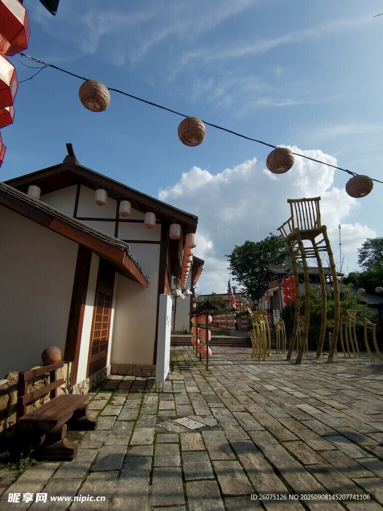 古村庭院悬挂灯笼好景致