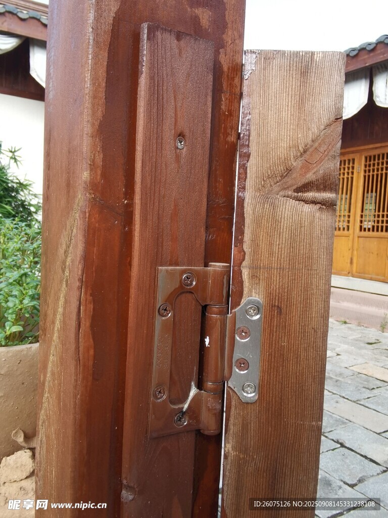 复古木质门锁细节特写