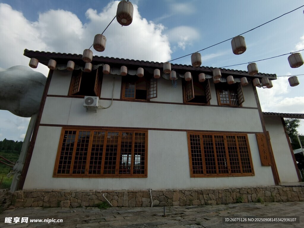传统风格建筑与空中灯笼挂饰