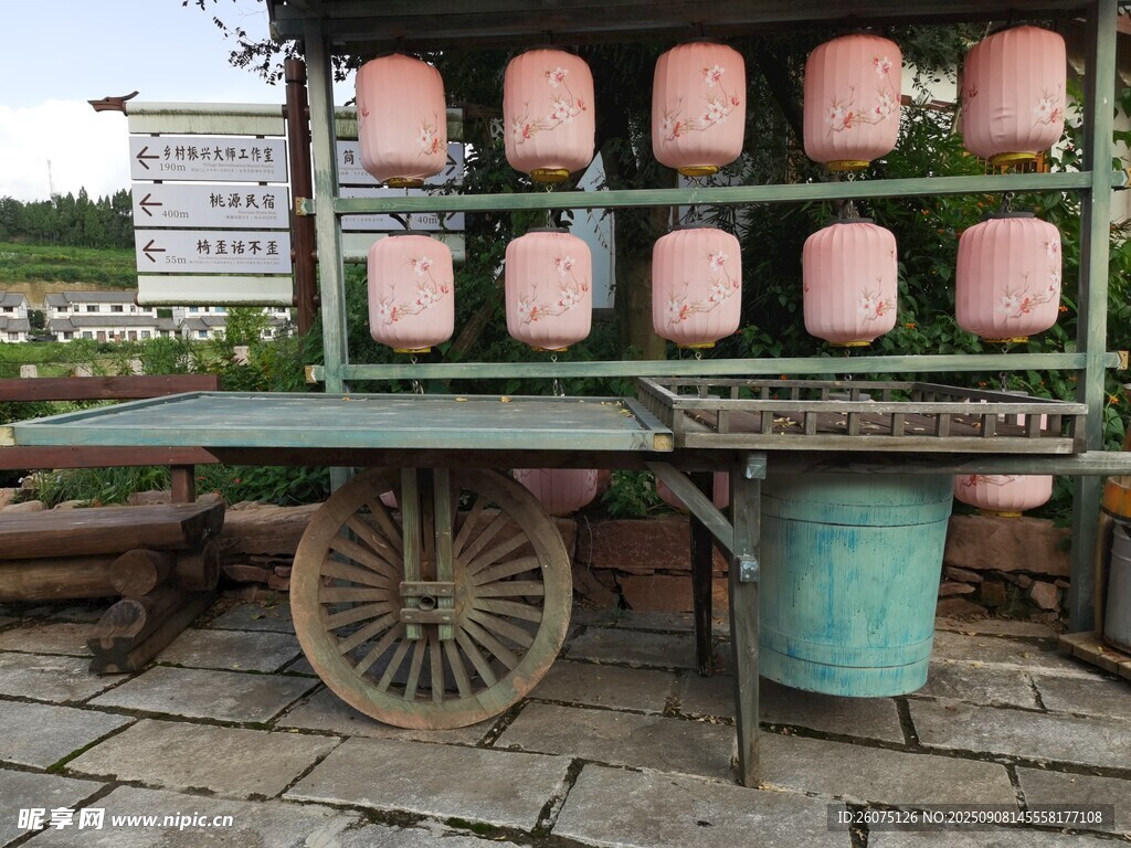 老式推车与粉色灯笼