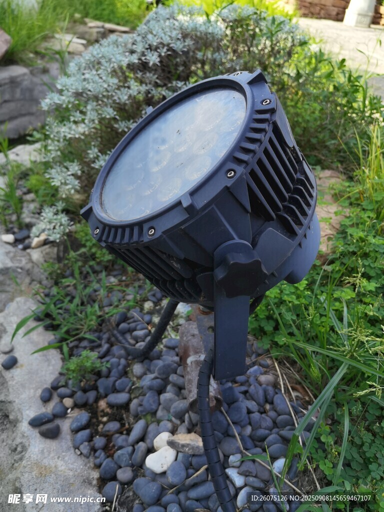 户外草地投射灯特写