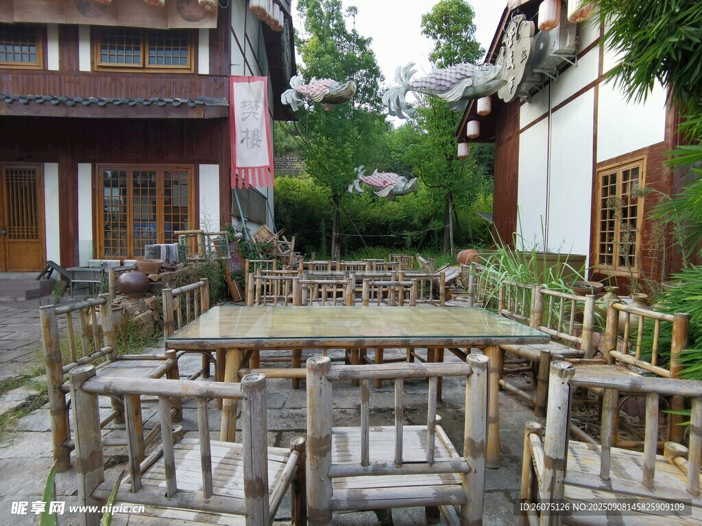 古雅户外木质桌椅庭院景