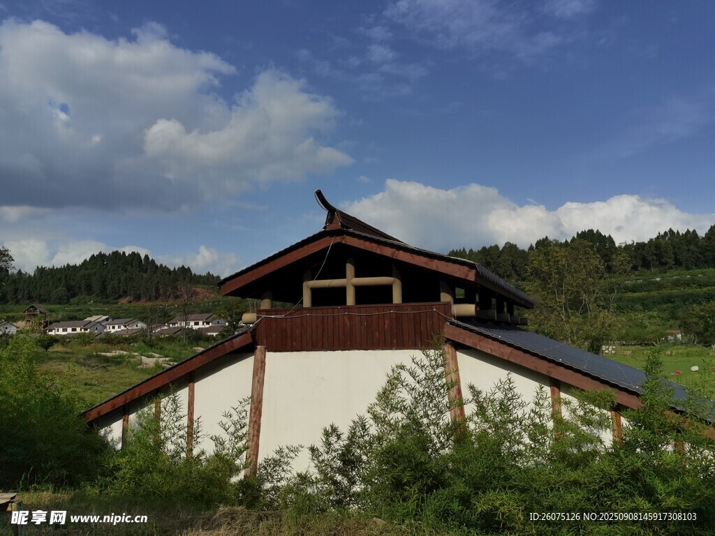 中式屋顶建筑与蓝天白云