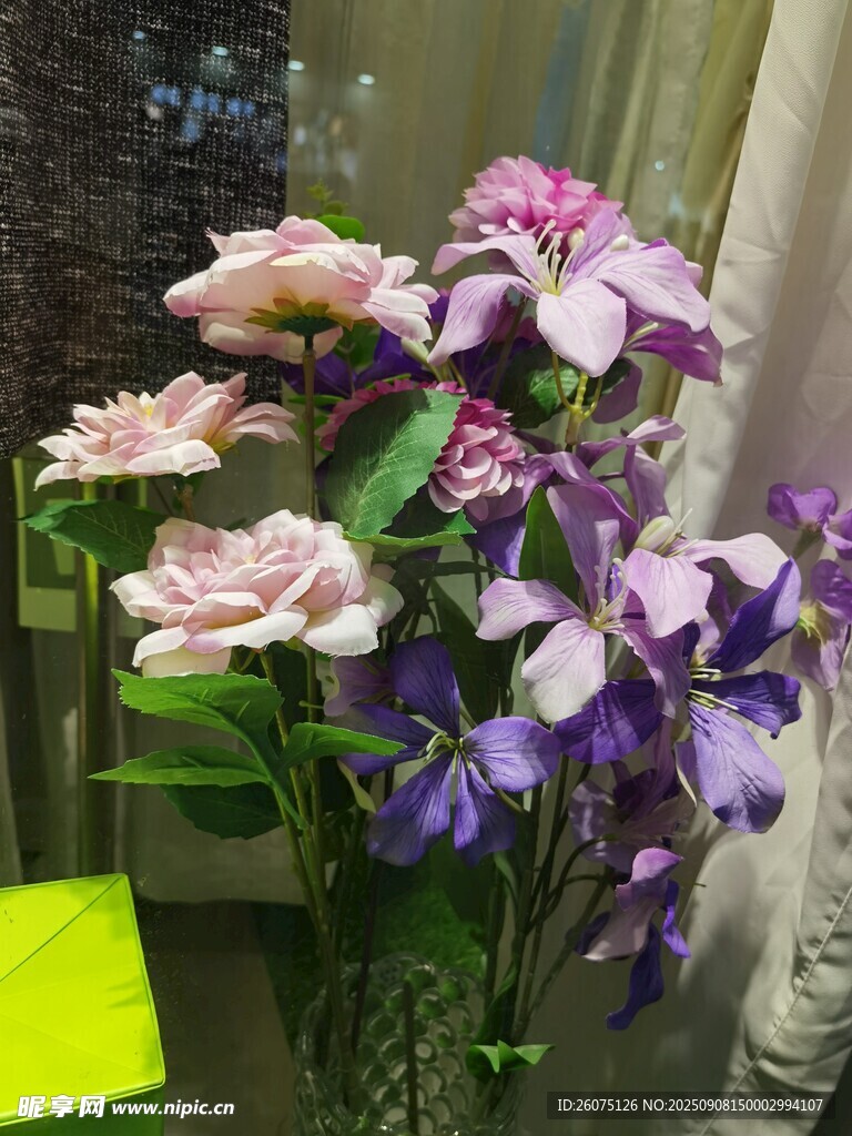 橱窗花瓶中的多彩仿真花卉组合