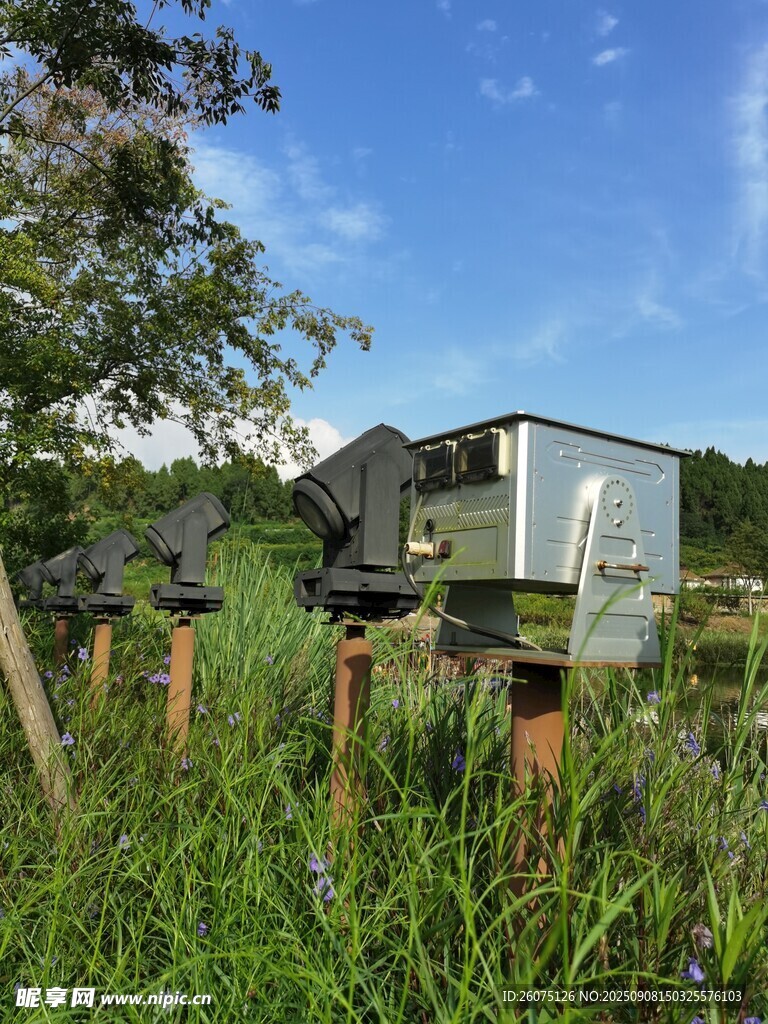 田野中的灯光秀设施