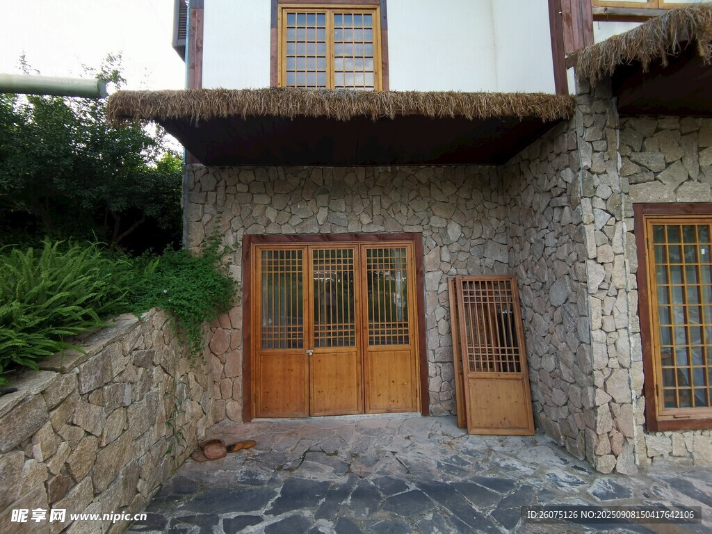 石砌小屋的古朴木质门