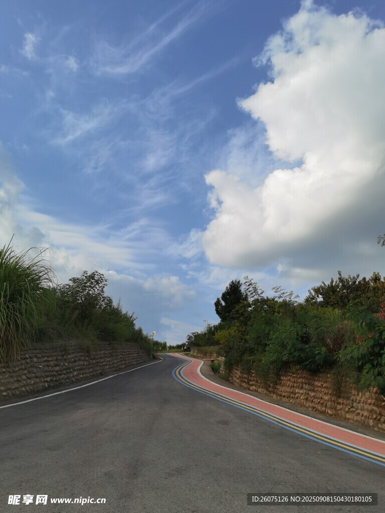 蜿蜒公路与蓝天白云美景