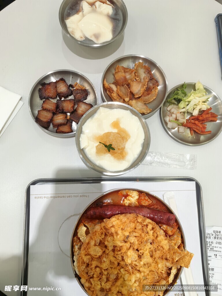 丰盛多样的美味餐食组合