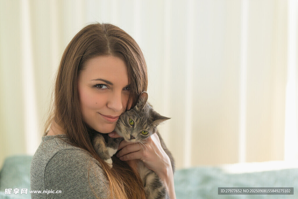 女子怀抱可爱猫咪