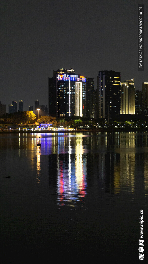 城市夜景湖畔倒影