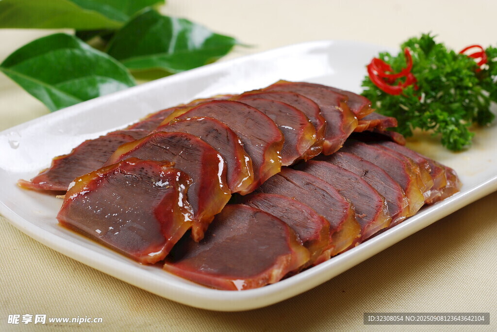 美味酱牛肉摆盘精致