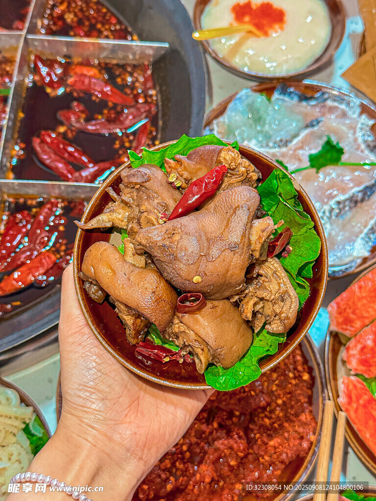 手捧美味卤味大鸡腿