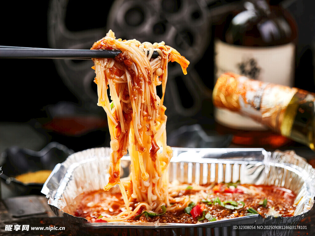 锡纸包裹的美味特色面条