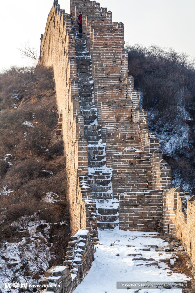 雪覆长城上的攀登者