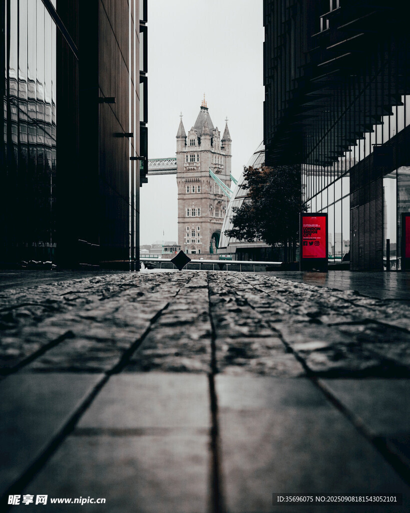 伦敦街景中的塔桥远景