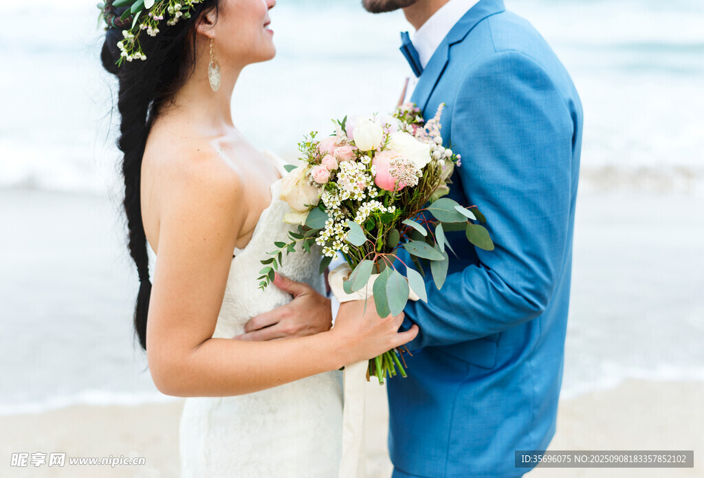 海边浪漫新婚夫妇相拥