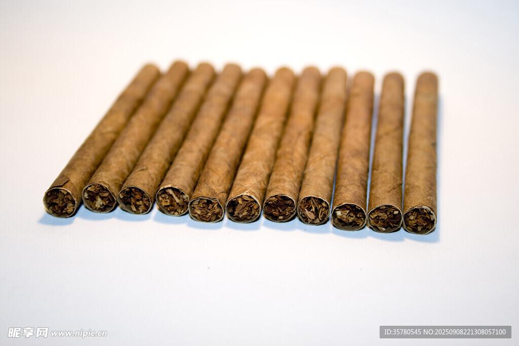 整齐排列的肉桂棒
