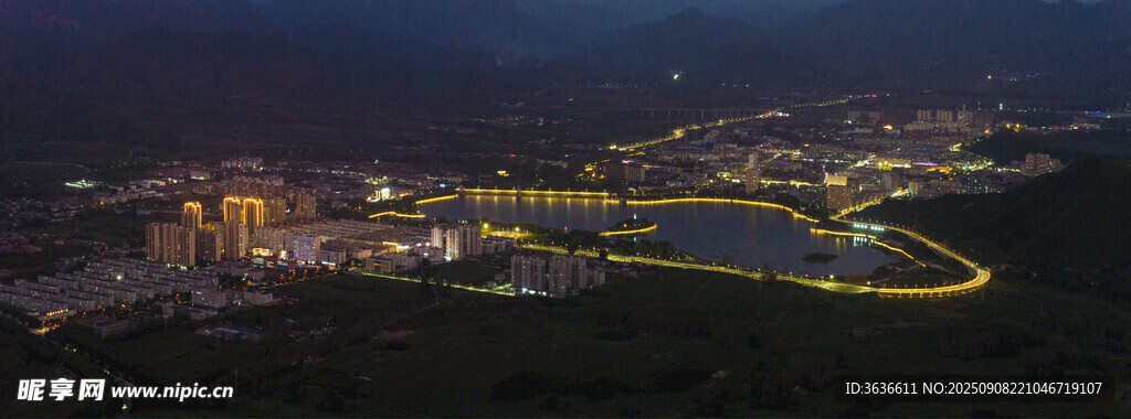 山间夜景灯光蜿蜒之美