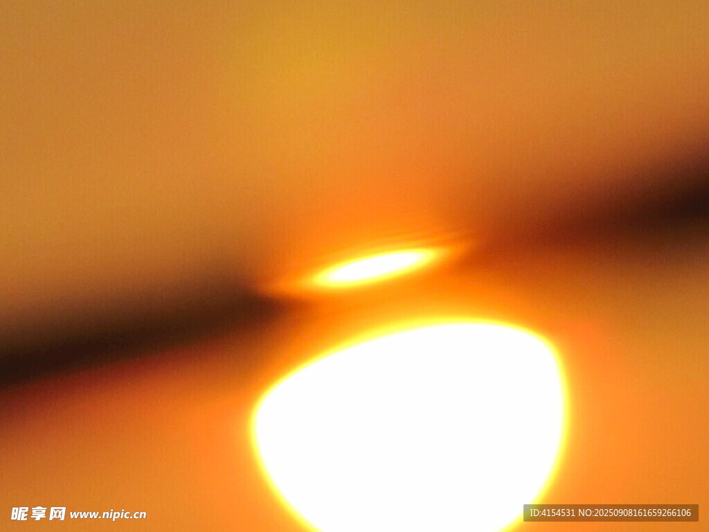 夕阳余晖中的光晕景象