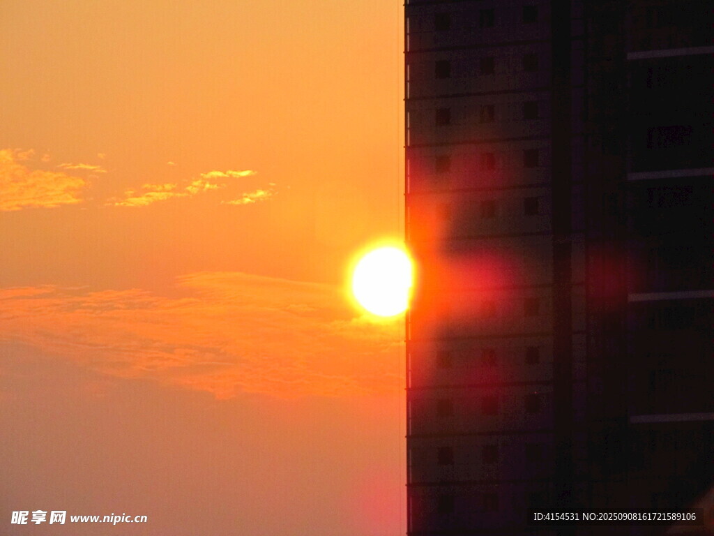 夕阳下的城市建筑一角