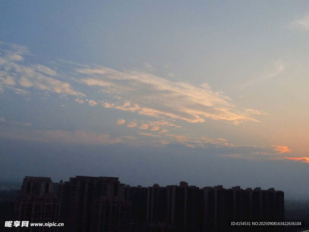 城市黄昏晚霞天际线美景