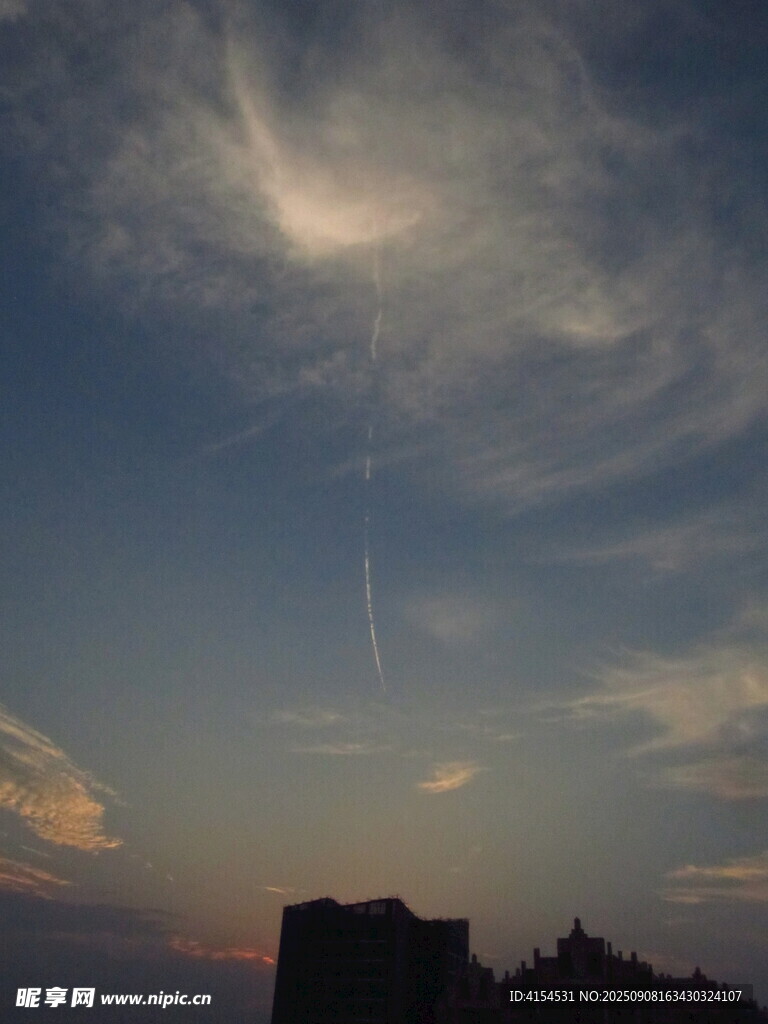 黄昏天空下的梦幻云彩