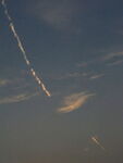 天空中飞机留下的航迹云