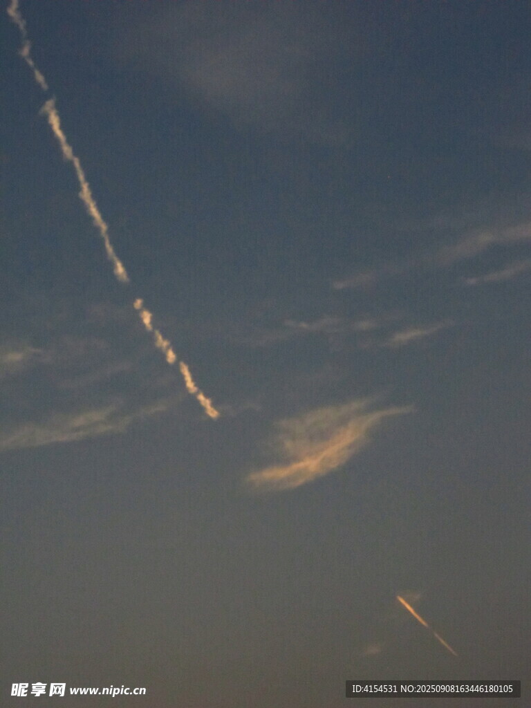 天空中飞机留下的航迹云