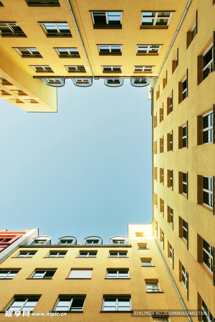 仰视黄色高楼间的天空