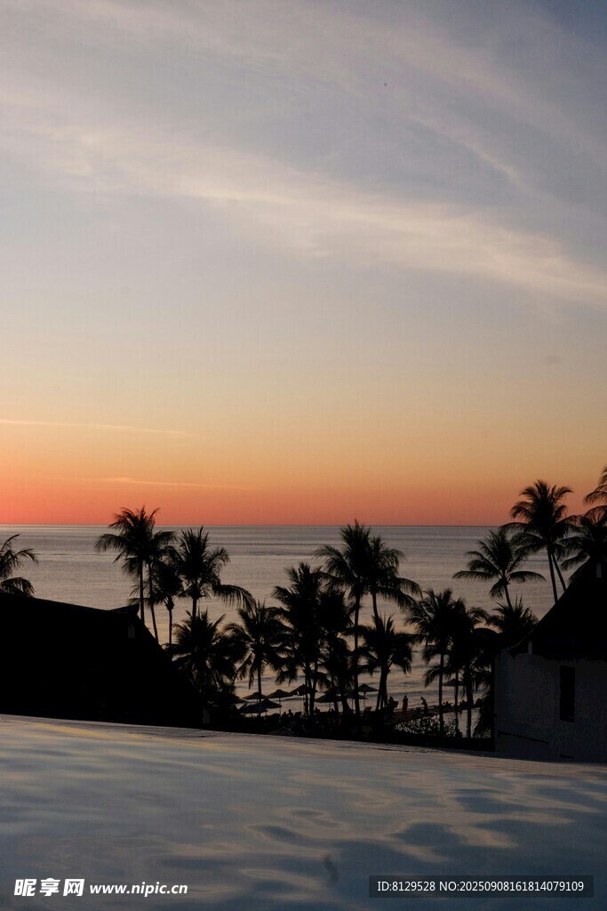 夕阳下的海滨泳池美景