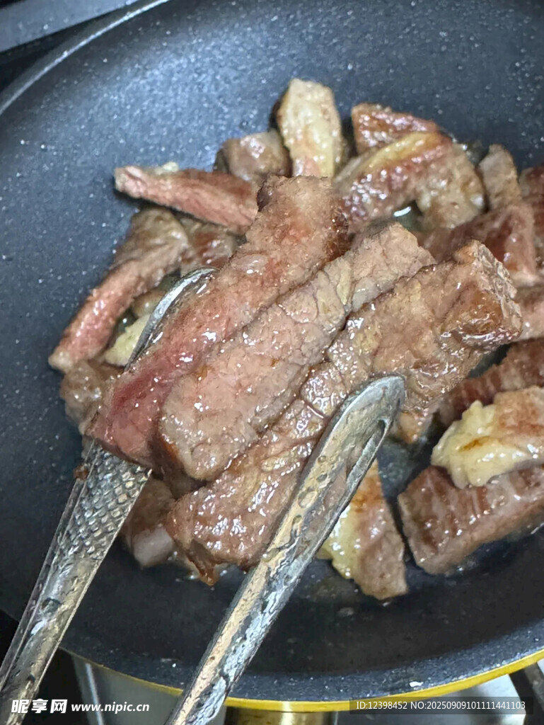 煎锅中的美味牛排