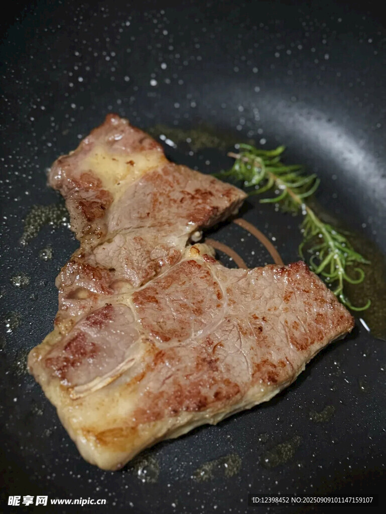 煎制中的美味牛排