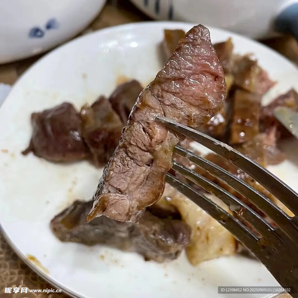 叉子叉起的美味熟牛肉