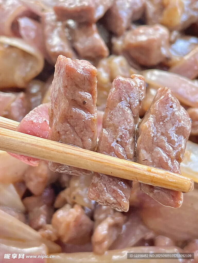 筷子夹起的美味熟牛肉
