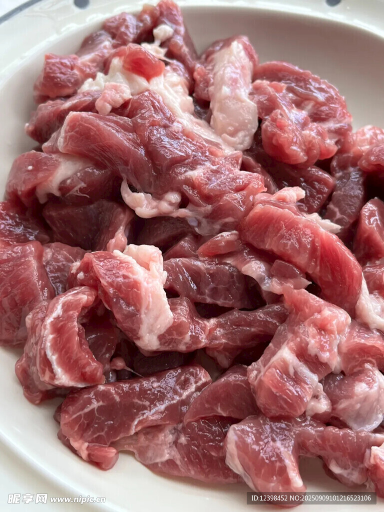新鲜切好的生肉块