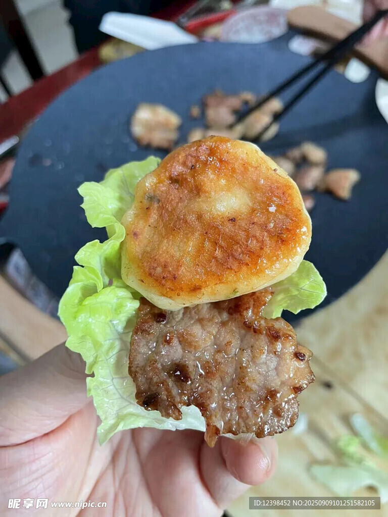 美味自制生菜夹肉饼