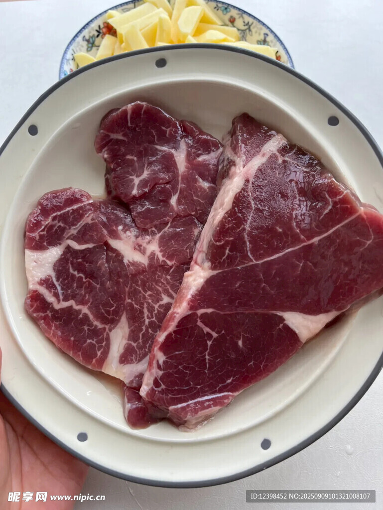 新鲜生牛肉切片展示