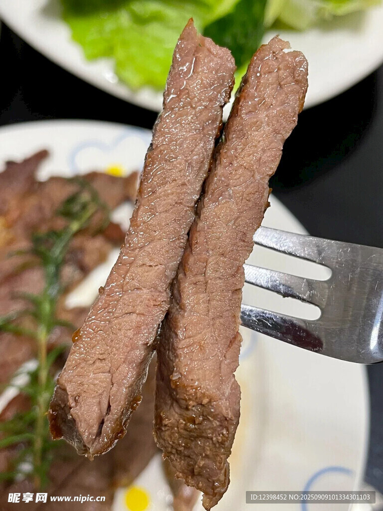 叉子上的美味牛肉条